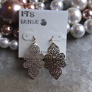 🎀BRAND NEW FROM BOUTIQUE🎀Gold Earrings